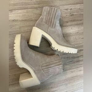 Dolce Vita tan suede Chelsea platform heel women’s boots. Size 8